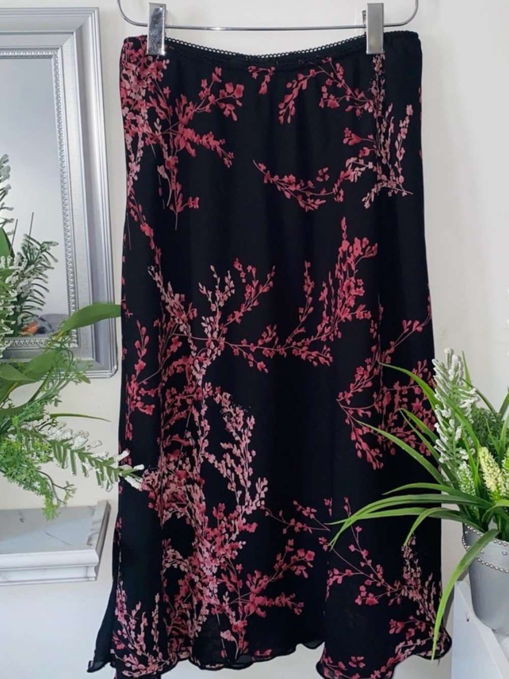 floral midi flowy black and pink skirt!